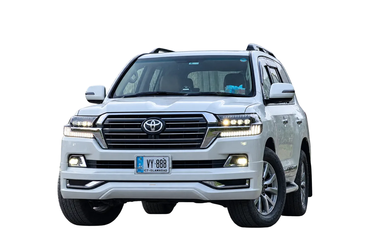 White Land Cruiser V8 2018 model for long distance travel